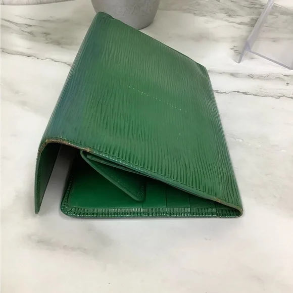 GUC Louis Vuitton Green Epi Sarah Wallet - Picture 7 of 8